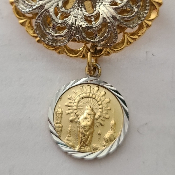 VINTAGE 3D GOLD & SILVER WREATH MEDALLION ANGEL MARY COIN BROOCH FUR PIN - Picture 6 of 11